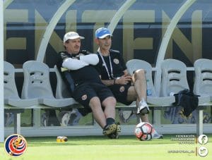 Geovanny Alfaro (derecha), junto al técnico de la Selección Nacional, Óscar Ramírez. Foto cortesía de fedefutbol.com.