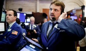 Agentes de Bolsa realizan su trabajo en el parqué de Nueva York, Estados Unidos. EFE