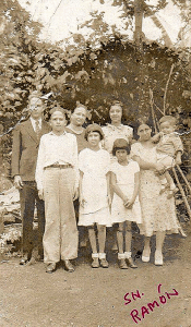 No sabemos quién es la señora con el niño en brazos... ¿Será una pariente del famoso joyero de San Ramón?