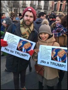 Este pareja protestó contra Donald Trump. Foto tomada de @jjsalass.