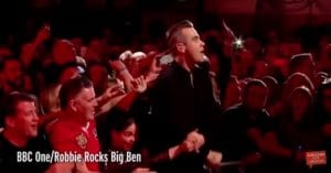 Robbie Wiliams bajó a saludar a sus fans. (Captura de pantalla).