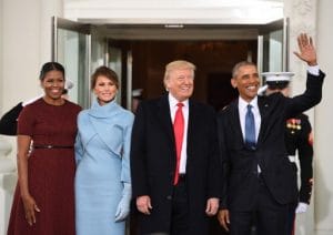 Barack y Michelle Obama recibieron a Donald y Melania Trump en la Casa Blanca. AFP PHOTO / JIM WATSON