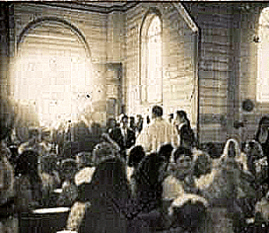 Las señoras con la cabeza tapada, a la usanza ante del Concilio Vaticano II. i