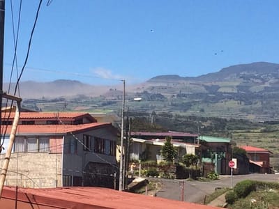 Polvareda sorprendió a los vecinos de Cartago. Foto cortesía
