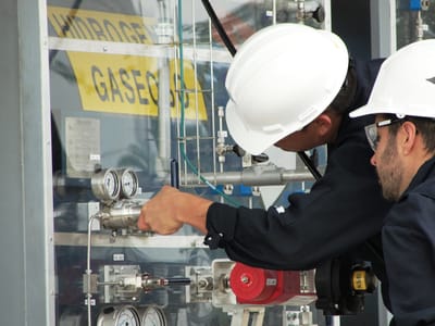 Trabajos de ingeniería en la instrumentación de la planta de producción y almacenamiento de hidrógeno (Cortesía de Ad Astra Rocket Company Costa Rica).
