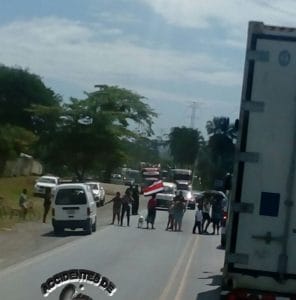 Grupo de mujeres cerró ruta 32. Foto cortesía de Accidentes de Costa Rica.