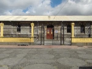Afirman haber sido víctimas de agresión por parte de estudiantes y personal del Liceo de Costa Rica.