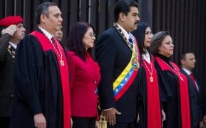 La oposición ha calificado la medida como un golpe de Estado