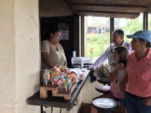 El Presidente Luis Guillermo Solís visitó este domingo la zona del volcán Poás. CRH.