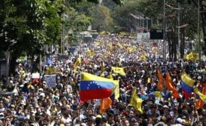 Los venezolanos salen a protestas a la calles en contra del gobierno de Nicolás Maduro. Foto tomada de @NoticiasVenezue.