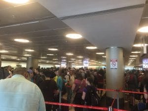 Las filas de turistas son enormes y los visitantes abuchean a los oficiales por la demora.