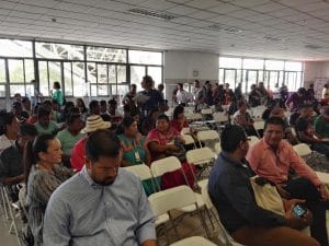 Representantes indígenas participan del encuentro en el estadio Nacional.