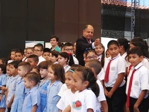 Solís participó en el Cenac en la presentación del Programa 3 de CR Digital con varios niños de escuela. CRH
