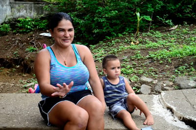 Doña Angie y su pequeño hijo pasan los días entre la inmensidad del mar y un espeso bosque (Daniela Abarca / CRH).