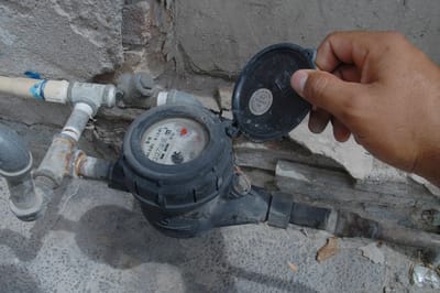AyA sigue cometiendo ilegalidades al medir el consumo de agua (Archivo).