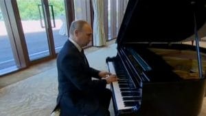 Putin toca el piano. Foto Antena 3