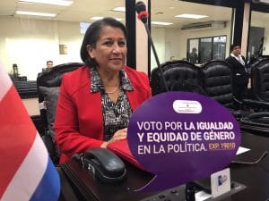 La diputada Emilia Molina, del PAC, aboga por devolver el texto a la comisión dictaminadora. (CRH).