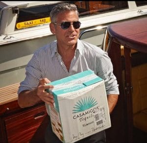 George Clooney en un anuncio de su tequila Casamigos. Foto tomada de @McCarthyKnew.