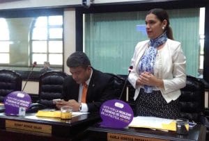 Karla Prendas: dice qie el presidente no debería defender al empresario del cemento chino y debería aclarar los cuestionamientos en torno al crédito por $20 millones.
