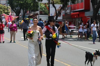 Laura Flórez-Estrada Pimentel y Jazmín Elizondo en la Marcha de la Diversidad. Foto CRH.