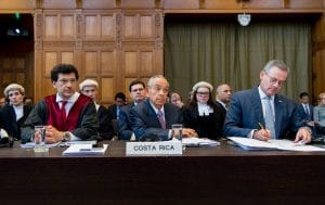 Edgar Ugalde, al centro, es el agente tico ante CIJ. Aquí acompañado de Manuel González, ministerio de Relaciones Exteriores.