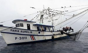 En agosto del 2017 las autoridades interceptaron a la nave María Aurelia pescando ilegalmente en el área marina de manejo Cabo Blanco. (Imagen del Minae)