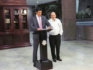 El jerarca del MOPT, Germán Valverde, y Gilberth Ureña, del Foro Nacional de Taxistas, hablaron de la reunión. (CRH)