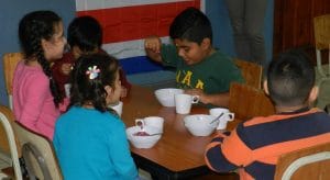 Los niños cenan al llegar y antes de irse tomarán una última merienda. (CRH)