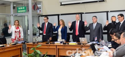Junta directiva del BCR&nbsp;suspendida. De izquierda a derecha Paola Mora, Francisco Molina, Evitar Arguedas, Alberto Raven, Gustavo Arias y Ronald Solís. En la fotografía no aparece la expresidenta del banco Mónica Segnini. CRH.