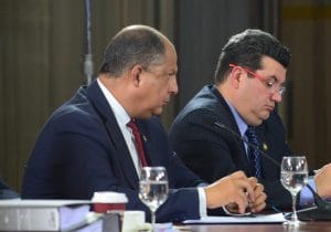 Sergio Alfaro, Ministro de la Presidencia y el Presidente Luis Guillermo Solís durante la comparecencia del mandatario ante los diputados de la comisión investigadora del cementazo. CRH.
