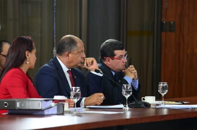 El exministro de la Presidencia Sergio Alfaro Salas acompañó al expresidente Luis Guillermo Solís durante su comparecencia ante los diputados donde fue cuestionado por el escándalo del cemento chino. Archivo CRH.