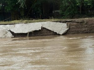 Dique de Nosara fue construido en el 2014 y quedo destruido durante las inundaciones del 2017, tuvo en costo superior a las ¢1.200 millones. (Foto: CRH)