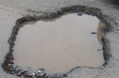 "Cráteres" en calle de Alajuela. (Foto: Daniela Abarca/CRH).