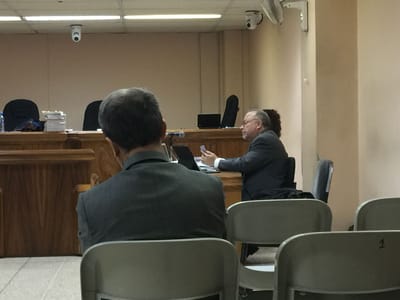 Oscar González, de espalda y su abogado Francisco Dall'Annese