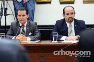 Los diputados Luis Vásquez y Johnny Leiva comparecen ante la comisión del cementazo. (Daniela Abarca/CRH)