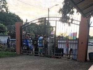 Manifestantes cerraron el Colegio de Sardinal y la reunión no se realizó. (Imagen del AyA)