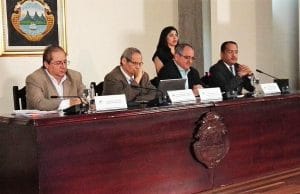 El jerarca del MAG, Luis Felipe Arauz, y de Incopesca, Gustavo Meneses, defendieron el acuerdo la semana pasada. (CRH)