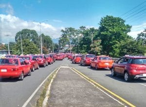 Los taxistas aplicaron tortuguismo esta mañana en Circunvalación. (CRH)