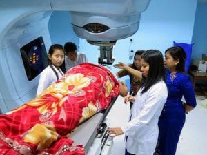La iniciativa busca que las mujeres incursionen más en el área. (Imagen de la OIEA)