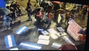 Ciudadanos hondureños realizan actividad en la Plaza de la Cultura. Foto PM