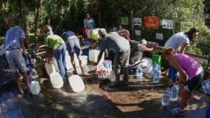Muchos habitantes de Ciudad del Cabo ya recogen estos días agua de manantial en puntos autorizados. Foto: BBC Mundo