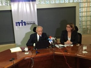 Helio Fallas, ministro y Marta Cubillo, viceministra, presentaron los resultados fiscales del 2017. (CRH)