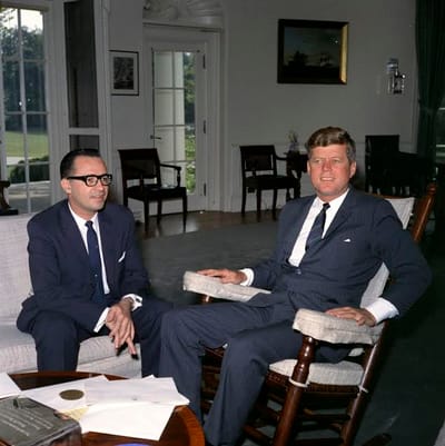 Con John F Kennedy. Foto de "Robert Knudsen. White House Photographs. John F. Kennedy Presidential Library and Museum, Boston"
