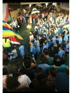 Kínder recibió a niños con cometas de colores y no con banderas. Foto Internet.