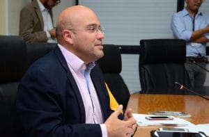 El legislador Edgardo Araya, del Frente Amplio, se opone a la votación secreta. (Daniela Abarca/CRH).