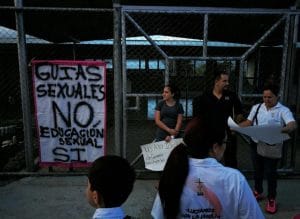 En la Escuela La Fortuna, los padres se manifestaron esta mañana. (Imagen cortesía para CRH)