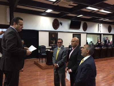 El diputado Juan Luis Jiménez Succar, del PLN y a la derecha, fue juramentado ayer como miembro de la comisión que verá el levantamiento de la inmunidad del magistrado Celso Gamboa. (Cortesía).