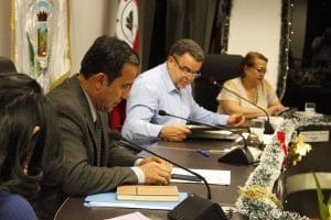 El sindicato entregó la petición al alcalde Luis Carlos Villalobos (en el centro). (Imagen tomada del Facebook de la Municipalidad de La Unión)