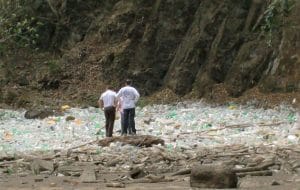 En el río Virilla a la altura de Balsa, en una jornada de limpieza, se encotnraron cientos de botellas plásticas. (Archivo / Cortesía Ministerio de Salud)