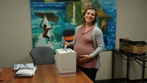 Tica votando en Canadá. CRH